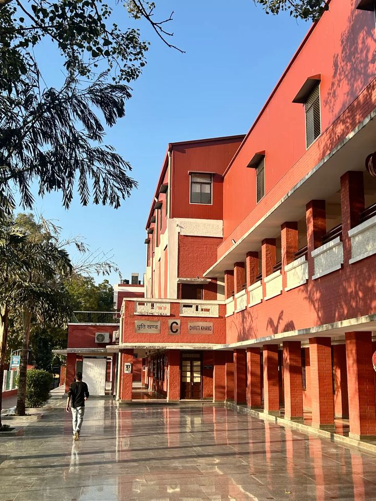 Girls PG near metro station