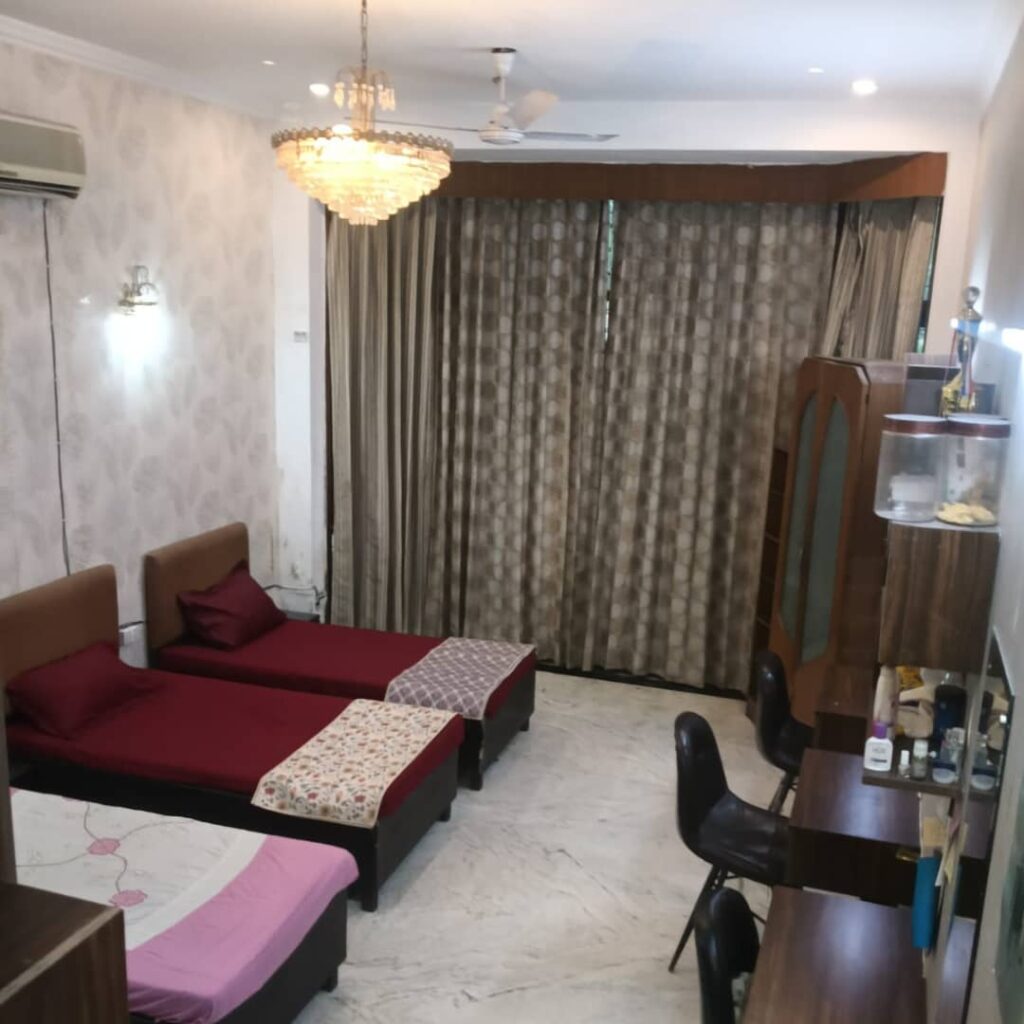 Home cooked food in girls PG Delhi